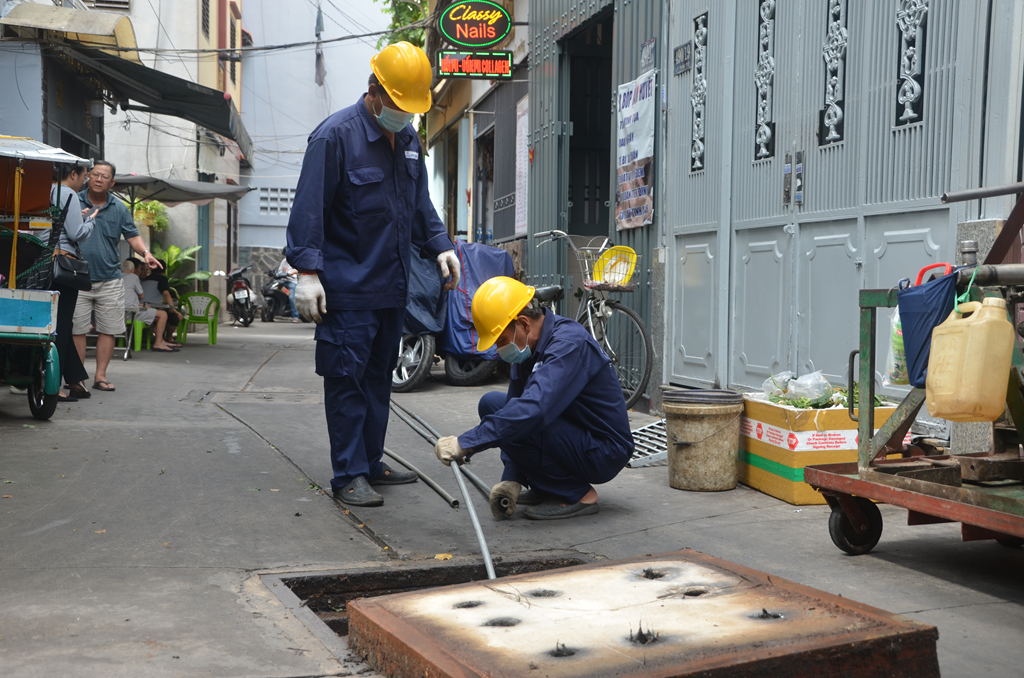 MÙA MƯA ĐẾN: ĐỪNG ĐỂ CỐNG NGHẸT BIẾN NHÀ BẠN THÀNH... AO NƯỚC THẢI!