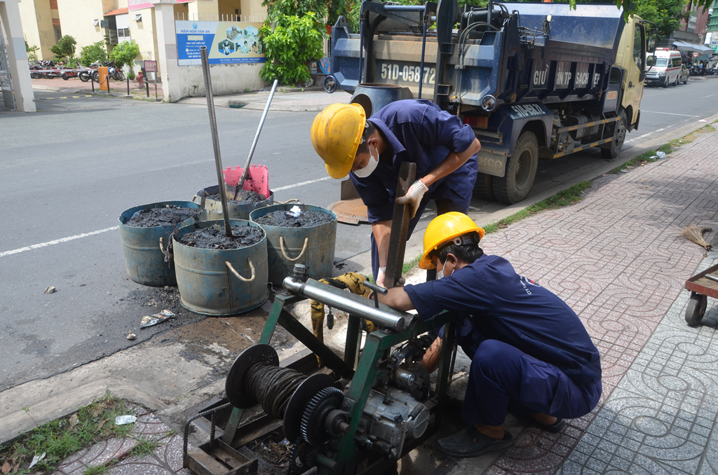 BÍ QUYẾT LÀM SẠCH ĐƯỜNG ỐNG THOÁT NƯỚC MÙA MƯA